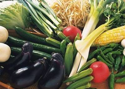 老太将硬币扔进飞机发动机致航班延误，食品安全也需警惕